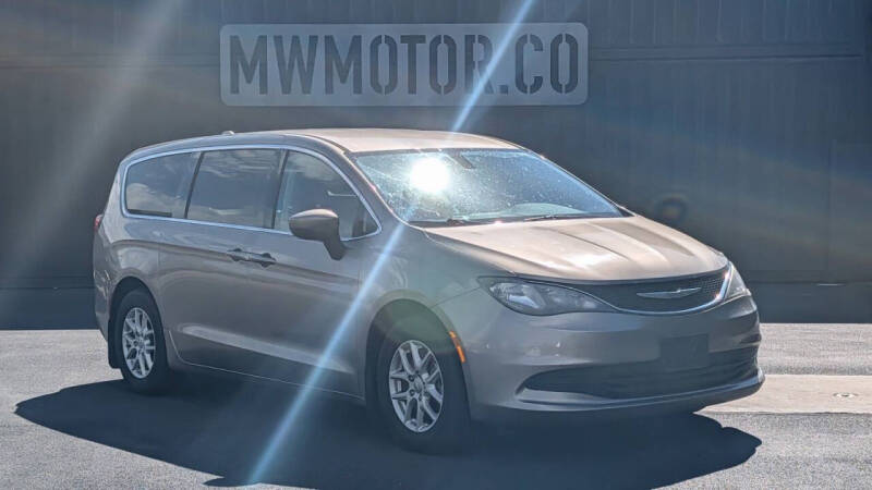 2018 Chrysler Pacifica LX's photo