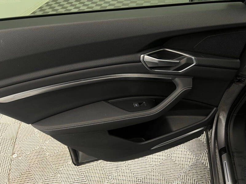 2022 Audi e-tron quattro Premium Plus