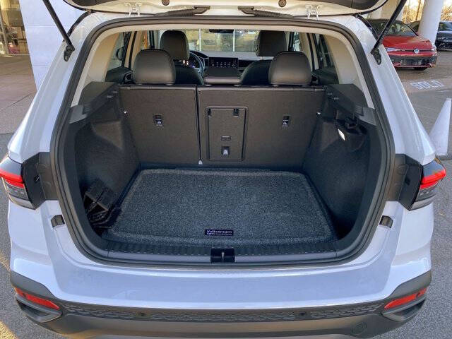 2025 Volkswagen Taos SE Black 4Motion