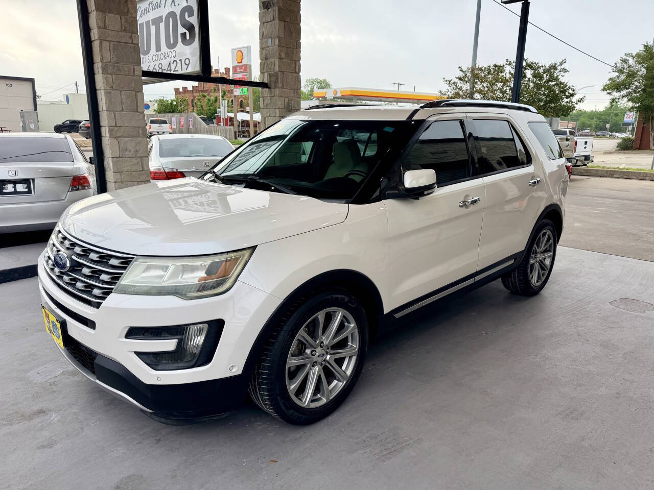 Off white 2016 Ford Explorer Limited Limited 4dr SUV 2