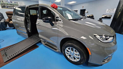2025 Chrysler Pacifica Select
