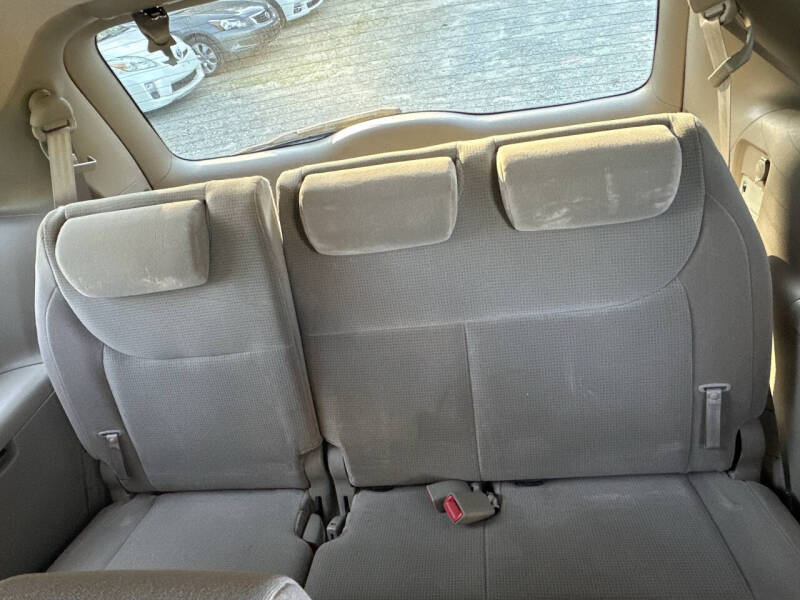 2004 Toyota Sienna LE 8 Passenger