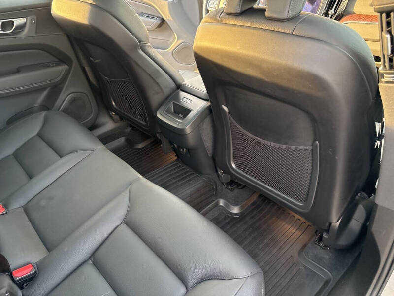 2023 Volvo XC60 B5 Plus Dark Theme