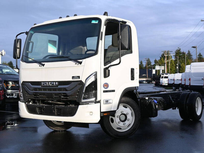 2025 Isuzu NPR-HD