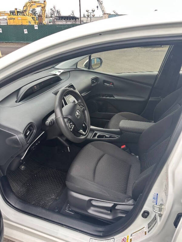 2022 Toyota Prius LE