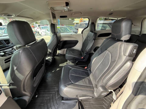 2017 Chrysler Pacifica Touring-L