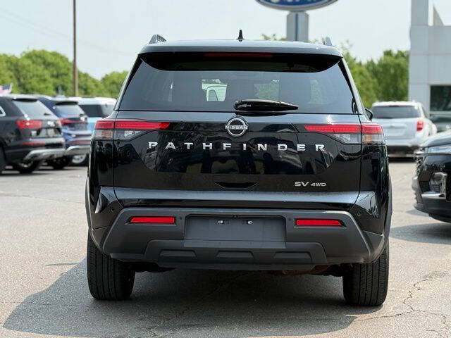 2022 Nissan Pathfinder SV