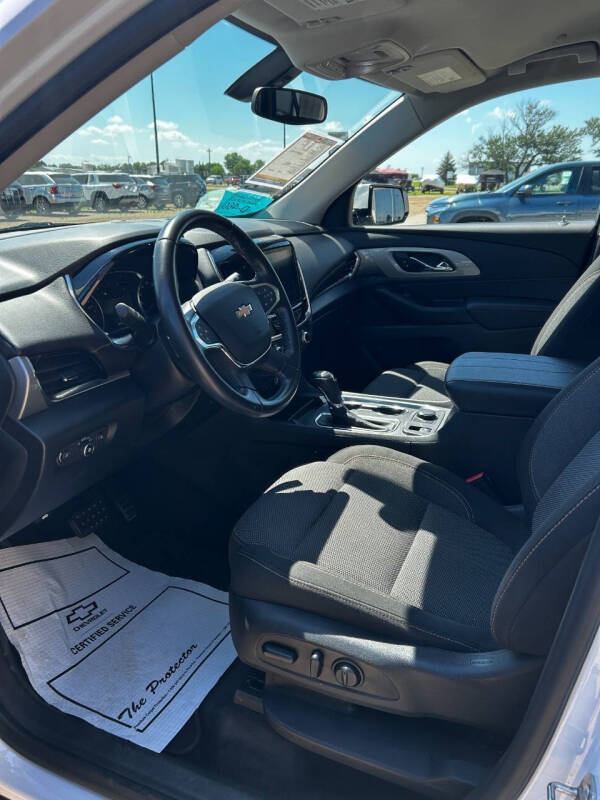 Used 2019 Chevrolet Traverse 1LT with VIN 1GNEVGKW5KJ303233 for sale in Tyndall, SD