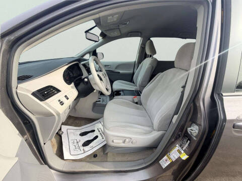 2013 Toyota Sienna LE 8-Passenger