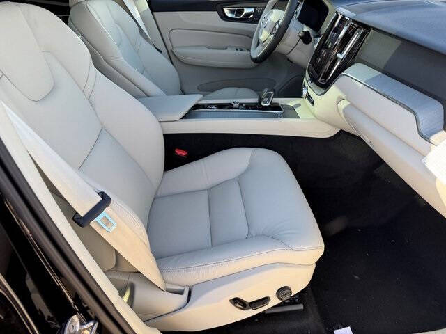 2025 Volvo XC60 T8 Plus Dark Theme