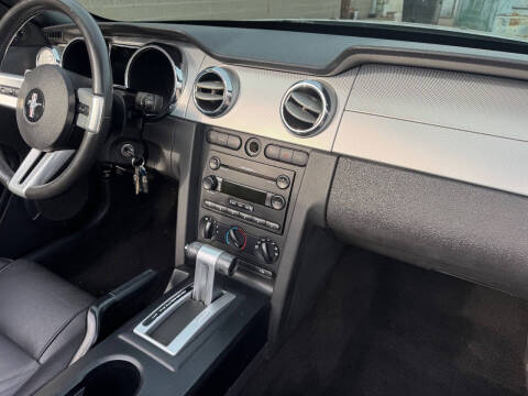 2005 Ford Mustang V6 Deluxe