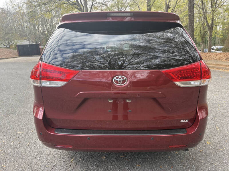 2014 Toyota Sienna XLE 7-Passenger Auto Access Seat