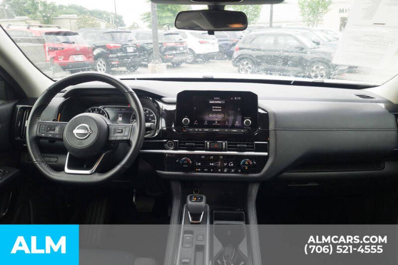 2024 Nissan Pathfinder SV