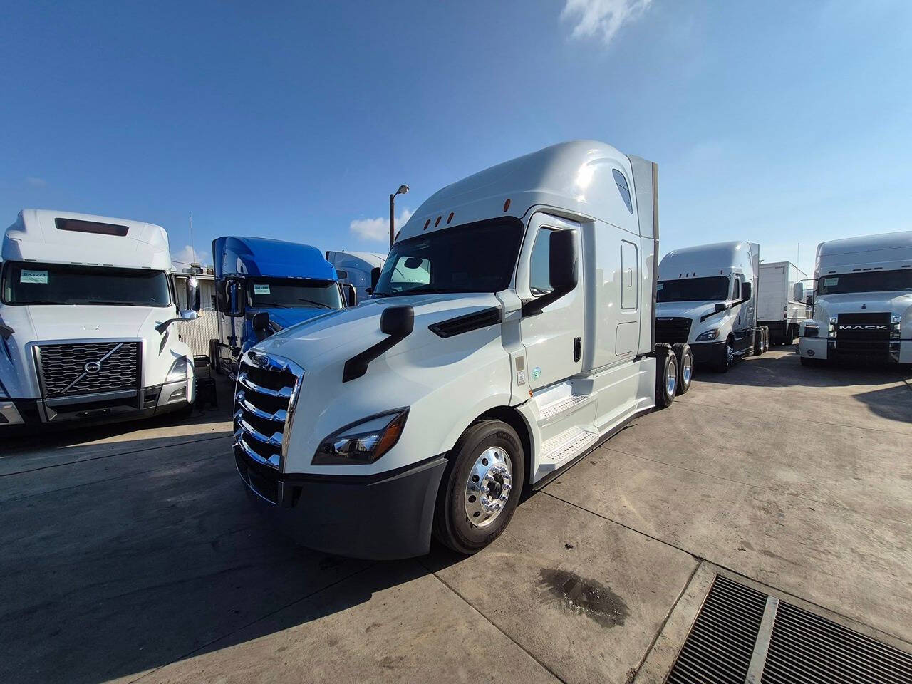 2020 Freightliner Cascadia for sale at KING TRUCK TRAILER SALES in Bakersfield, CA