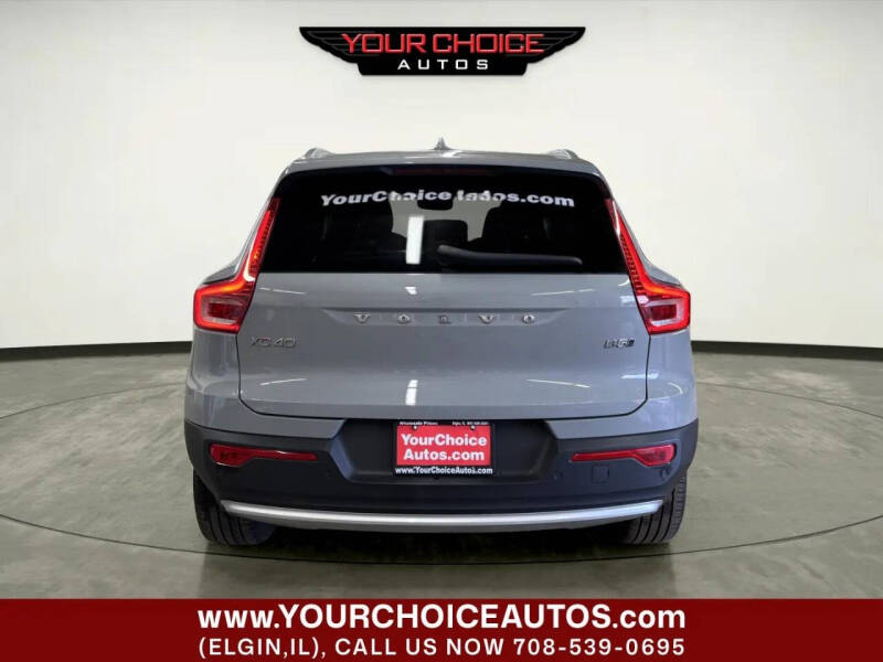 2024 Volvo XC40 B5 Core Dark Theme