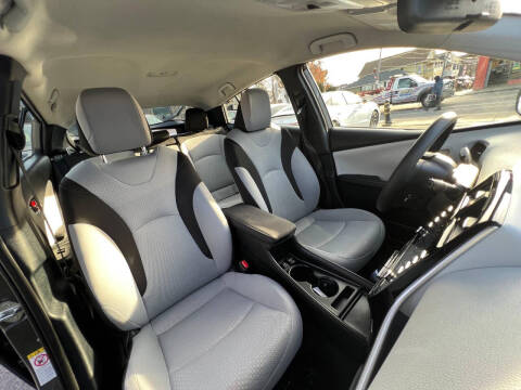 2022 Toyota Prius LE