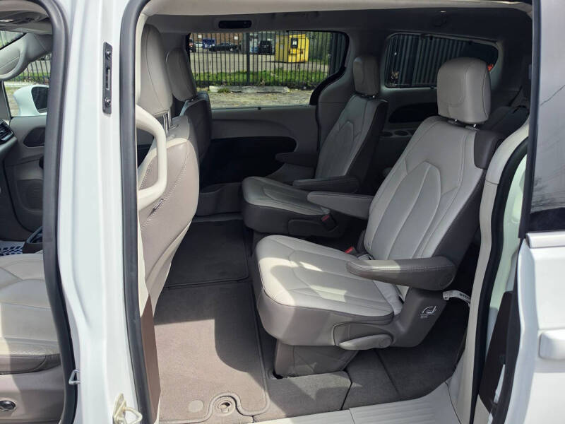 2017 Chrysler Pacifica Touring-L