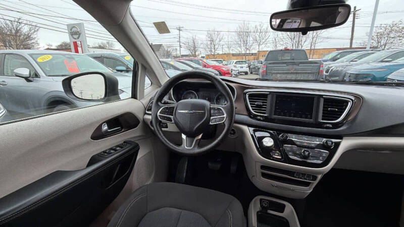 2021 Chrysler Voyager LX