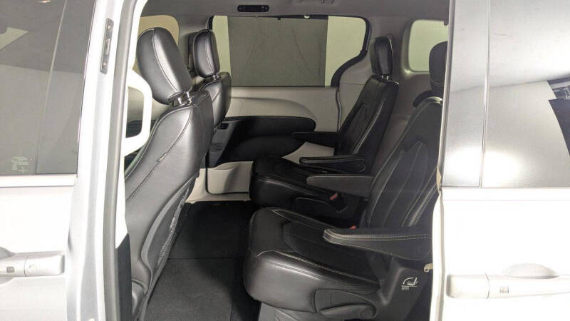 2020 Chrysler Voyager LXi