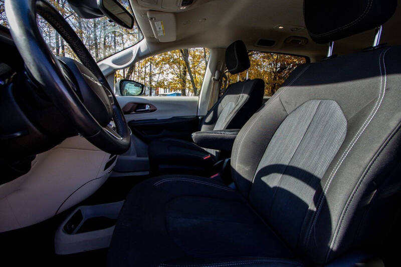 2022 Chrysler Voyager LX