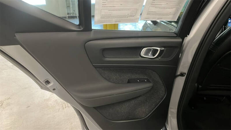 2025 Volvo XC40 B5 Core Bright Theme