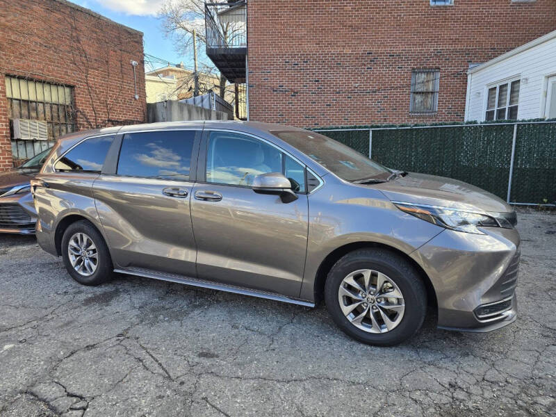 2024 Toyota Sienna LE
