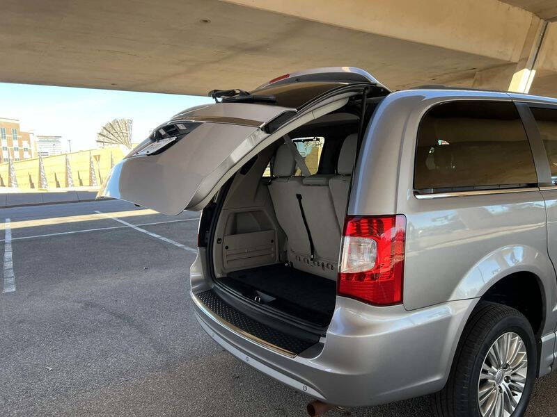 2016 Chrysler Town and Country Touring-L