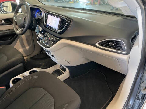 2022 Chrysler Voyager LX