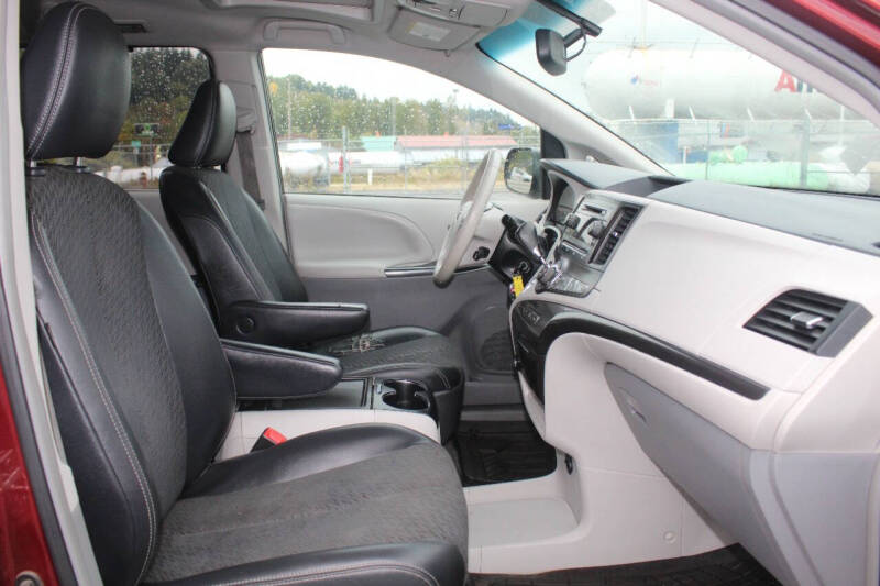 2013 Toyota Sienna SE 8-Passenger