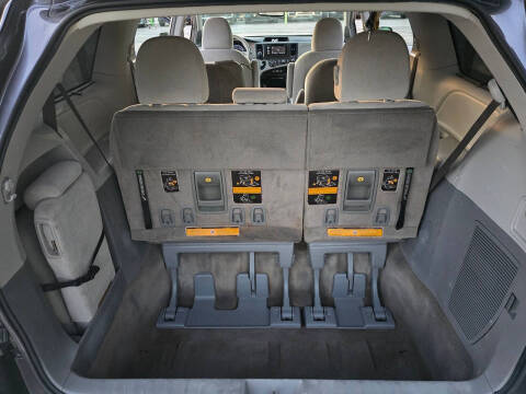 2012 Toyota Sienna LE 8-Passenger