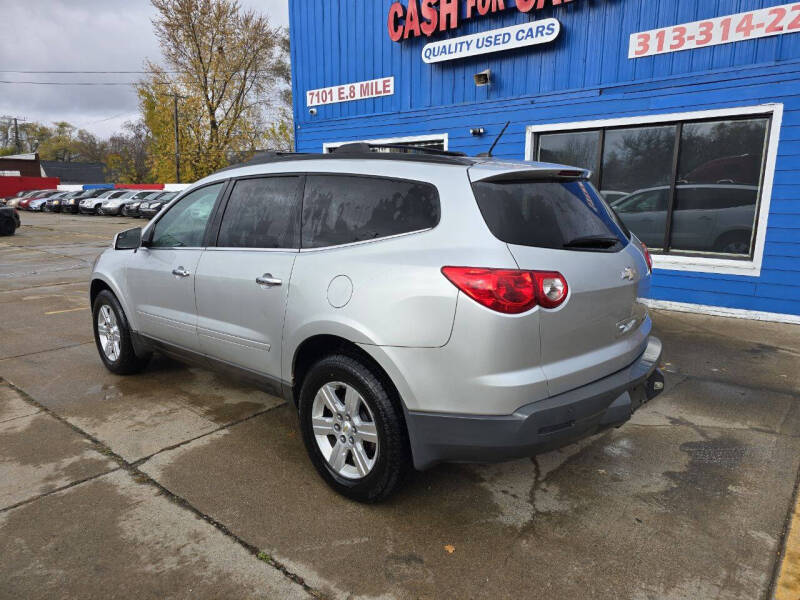 2011 Chevrolet Traverse 1LT photo 3