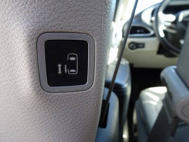 2017 Chrysler Pacifica Hybrid Premium