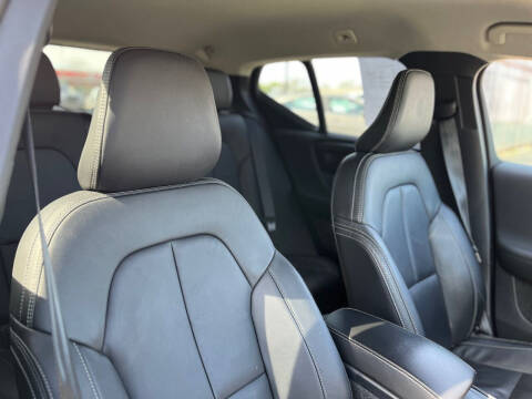 2022 Volvo XC40 T4 Momentum