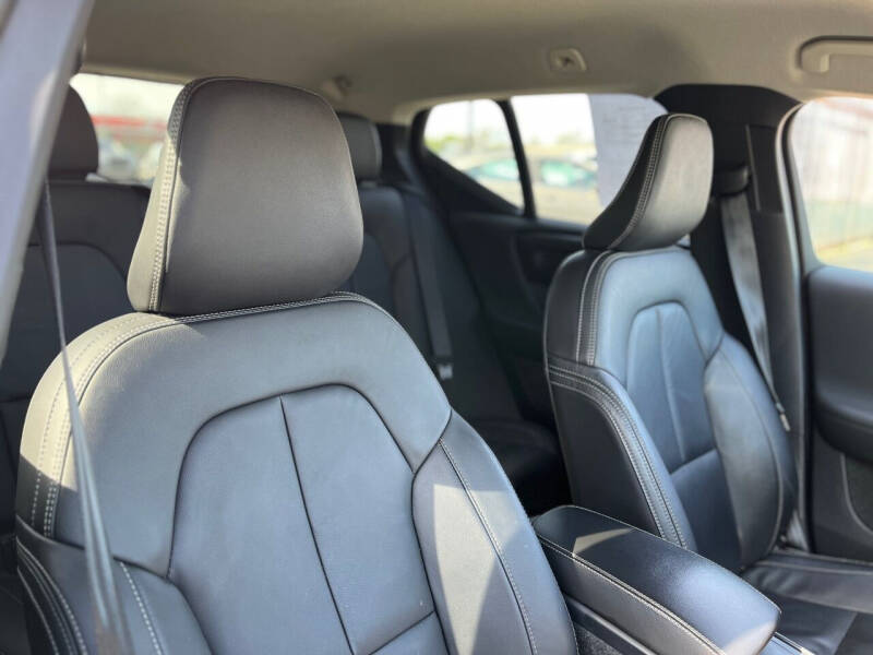 2022 Volvo XC40 T4 Momentum