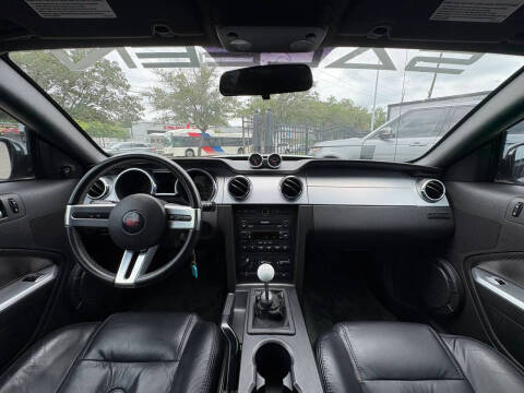 2005 Ford Mustang GT Deluxe
