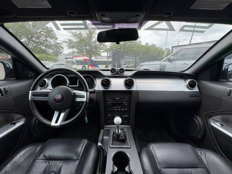 2005 Ford Mustang GT Deluxe