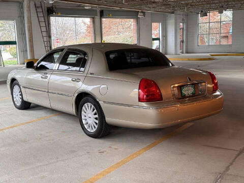 2005 Lincoln Town Car Signature Limited
