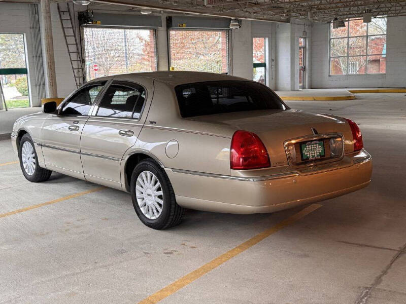 2005 Lincoln Town Car Signature Limited