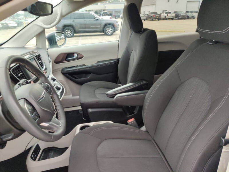 2024 Chrysler Voyager LX