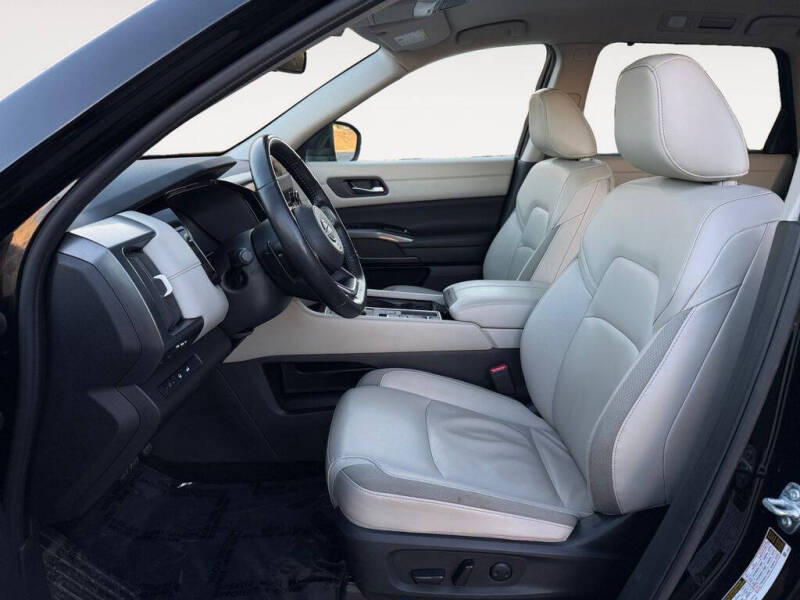 2024 Nissan Pathfinder SL