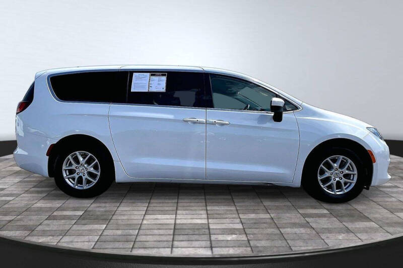 2022 Chrysler Voyager LX