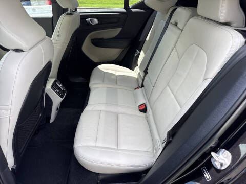 2023 Volvo XC40 B5 Plus Bright Theme