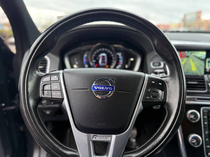 2016 Volvo XC60 T6 Drive-E R-Design Platinum