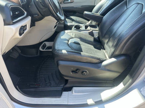 2017 Chrysler Pacifica Touring-L