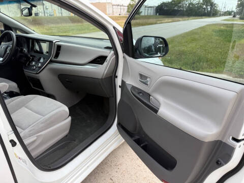 2017 Toyota Sienna LE 8-Passenger