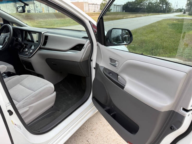2017 Toyota Sienna LE 8-Passenger