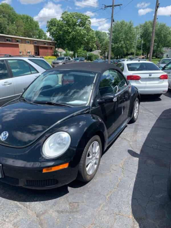 2009 Volkswagen New Beetle Convertible for sale at Knowlton Motors, Inc. in Freeport IL