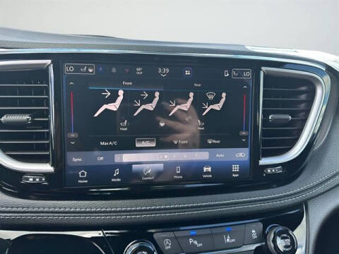 2027 Chrysler Pacifica Select