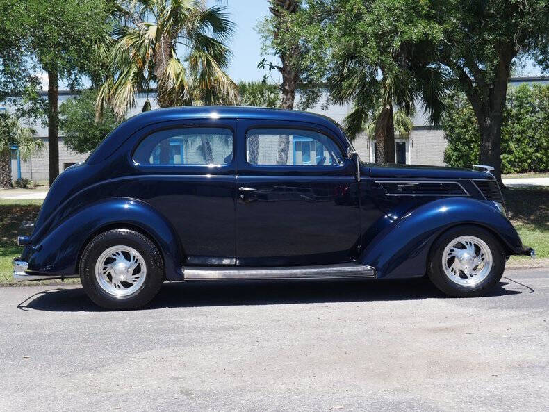 1937 Ford Deluxe
