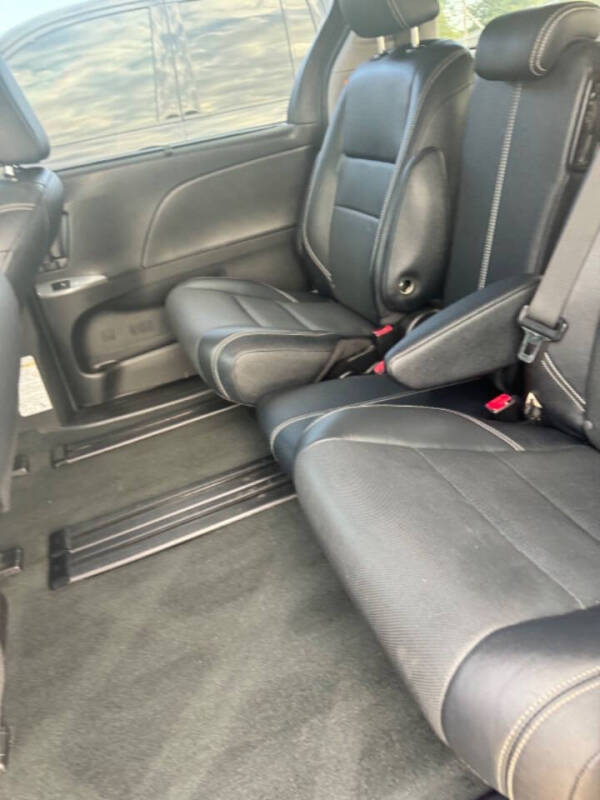 2017 Toyota Sienna SE 8-Passenger